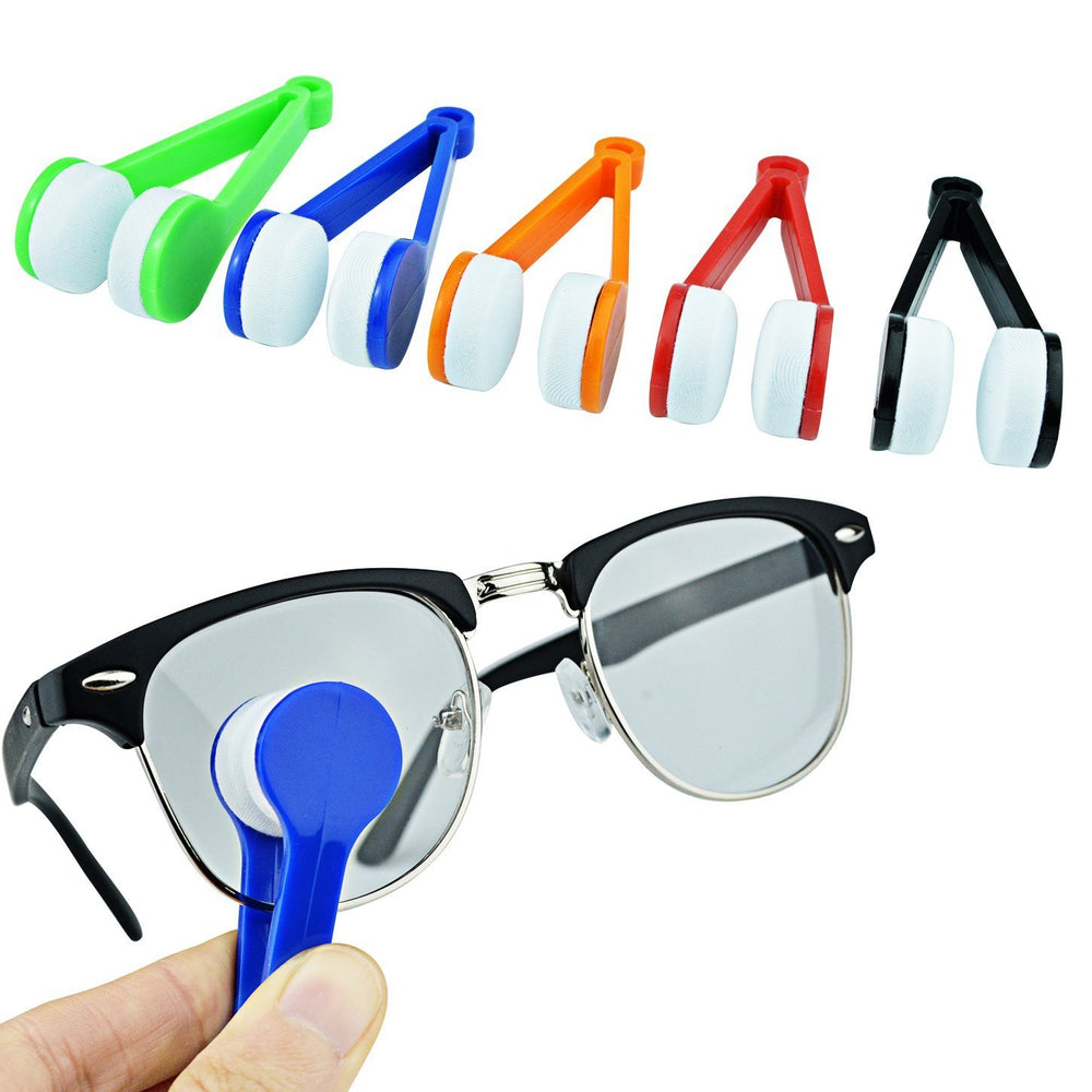 Eyewear cleaning tool used on glasses without scratches
