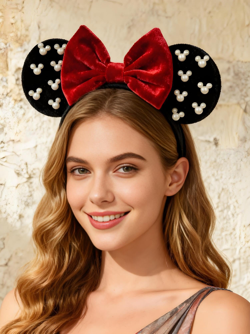 A Miaow lightweight plastic headband stays comfortable for long events.