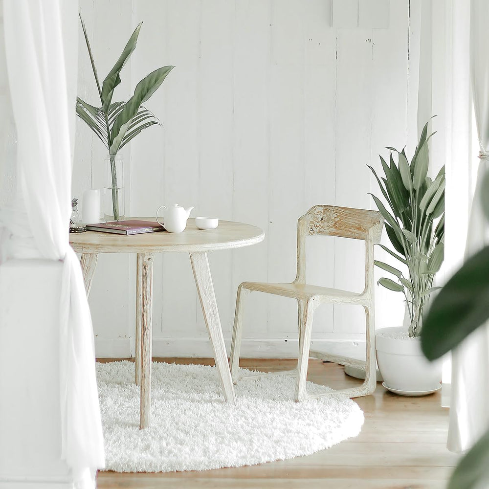 Close-up of Aera diffuser in white finish with White Tea bundle