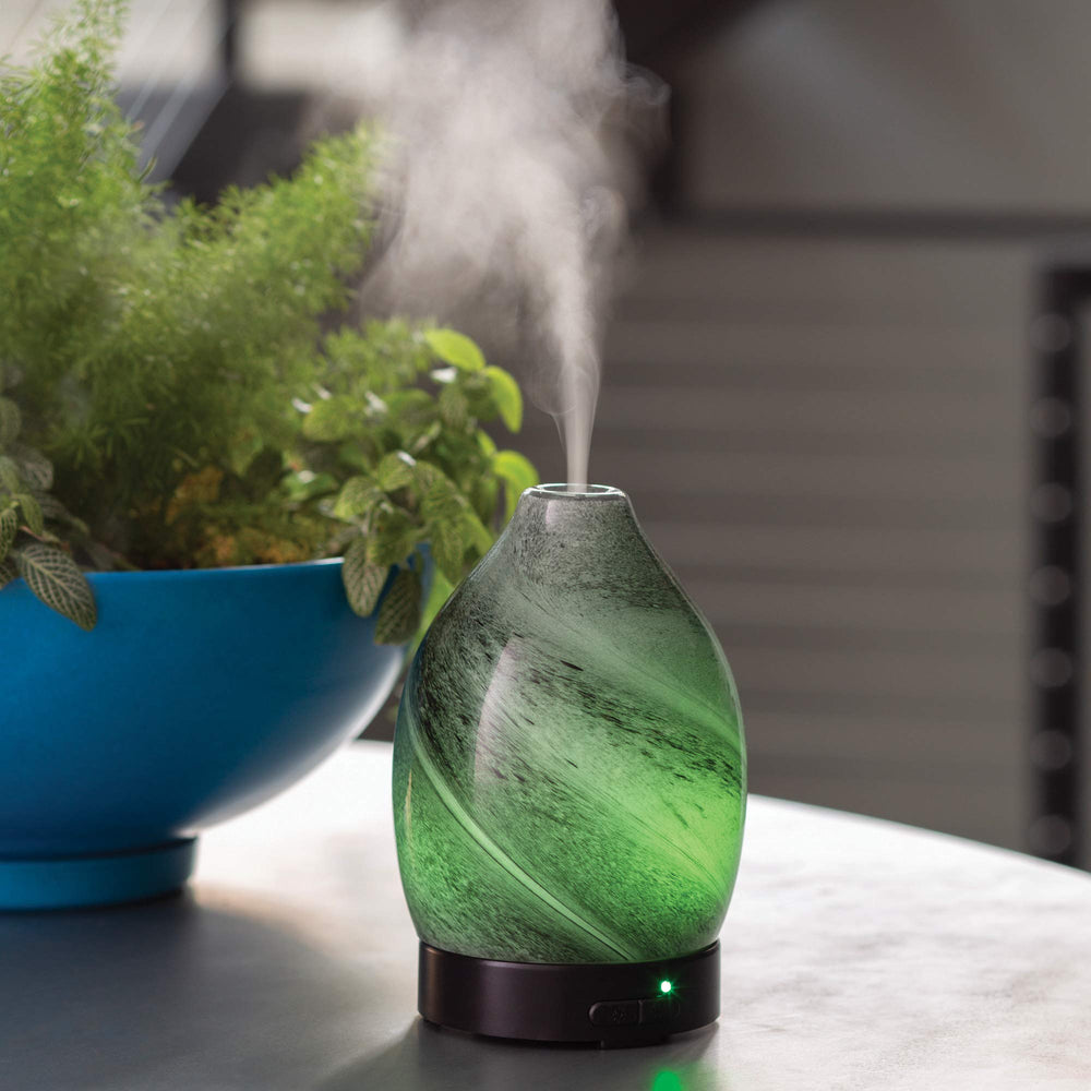 100 mL diffuser tank with intermittent and continual mist settings and auto shut-off