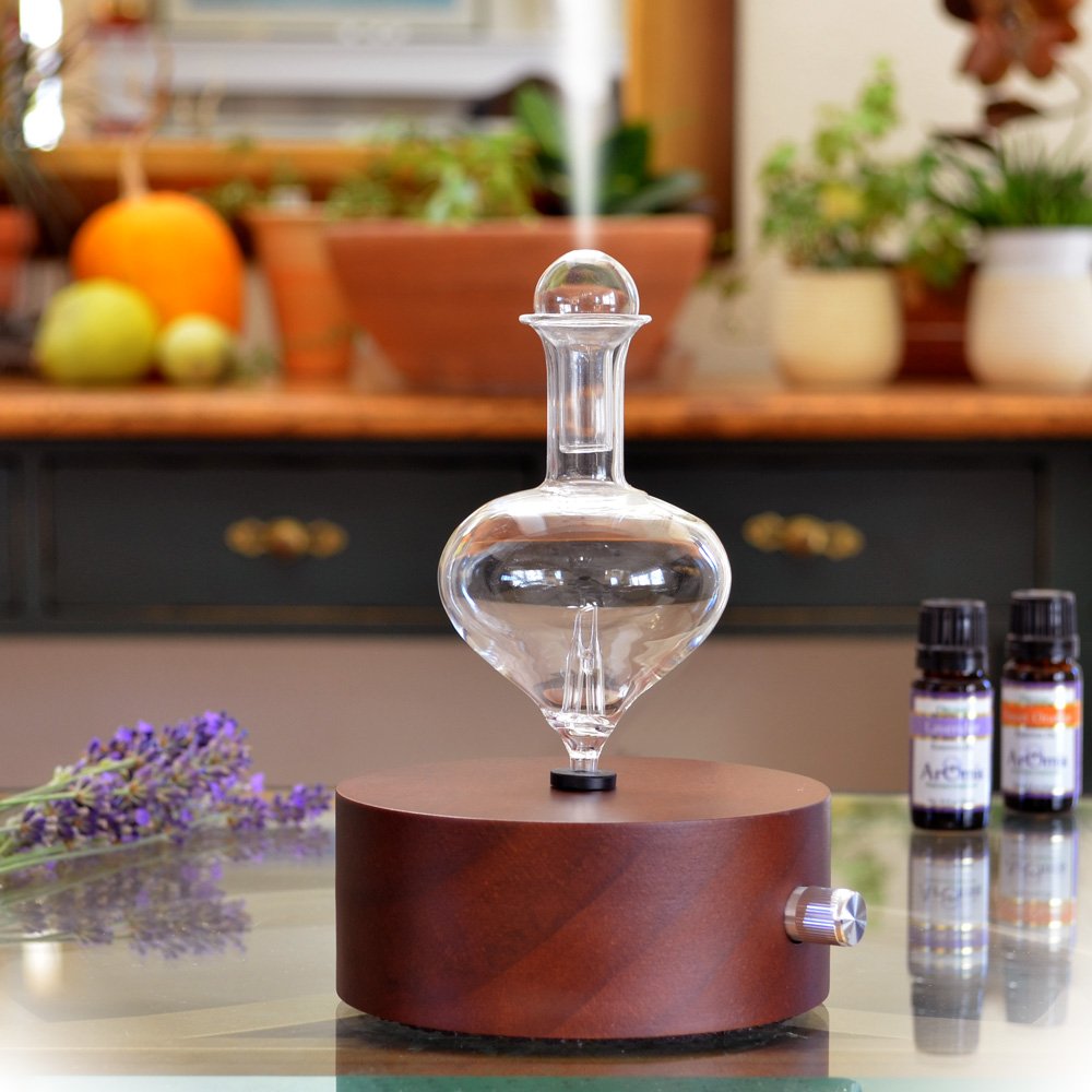 Close-up of borosilicate glass reservoir and pine wood base of ArOmis nebulizer