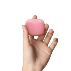 BABELIO pocket white noise pink on hand demonstrates portable sleep aid