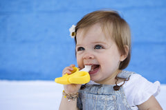 Banana peel-shaped handle of Baby Banana for easy grip