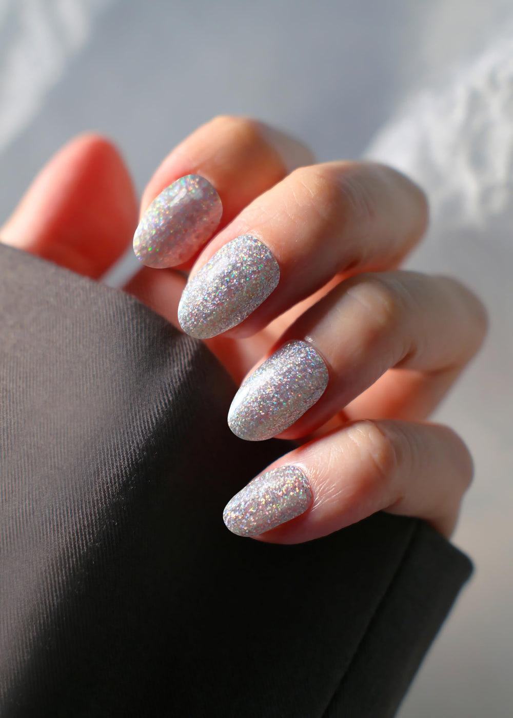 Banmagately prismatic-silver finish adds high-gloss appeal.