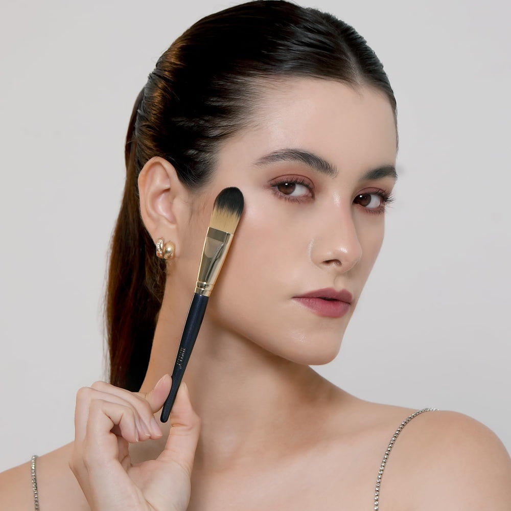 BEILI concealer and emulsion brush targets smaller areas for precise coverage.