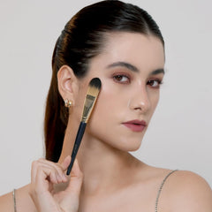 BEILI concealer and emulsion brush targets smaller areas for precise coverage.