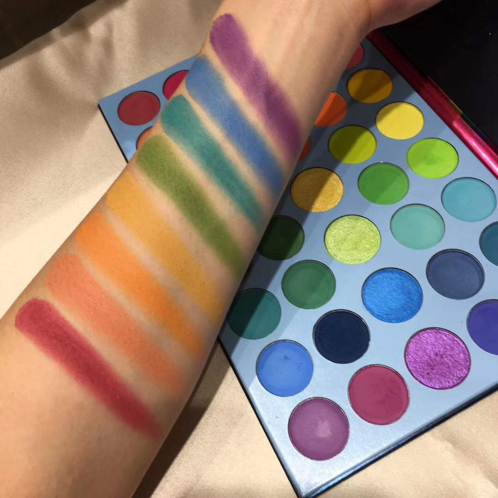 BestLand long-wear palette demonstrated in a dim lighting test