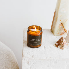 Depiction of gourmand Apple and Maple Bourbon notes on jar label.