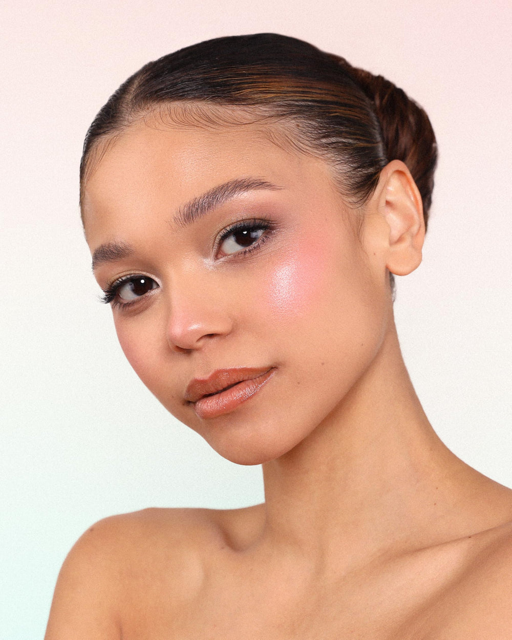 Moira Marvelous Baked Blush 001 Wedding Cake texture close-up reveals marbled glow.