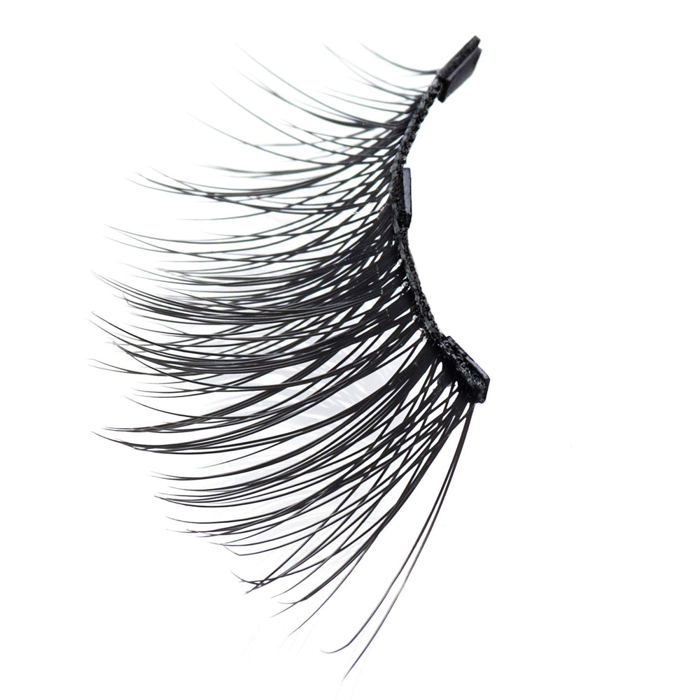 MoxieLash Baby magnetic eyeliner application for glue-free attachment.