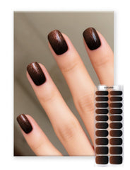 Oauee Opulent Midnight Gold nail strips design close-up for a salon-look at home.
