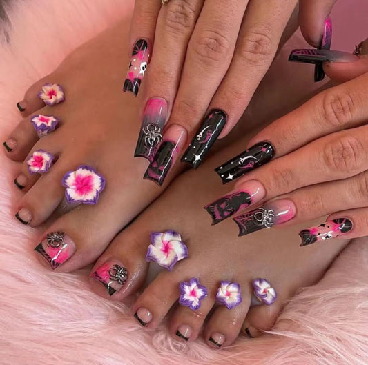 Rdntbeu Halloween nails with spider charms for a dramatic party-ready manicure.