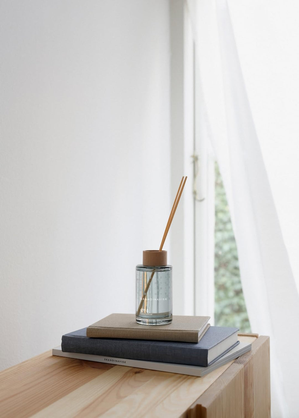 Diffuser notes of water mosses and green leaves