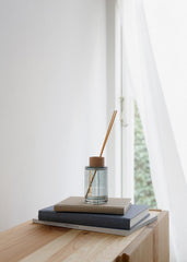 Diffuser notes of water mosses and green leaves