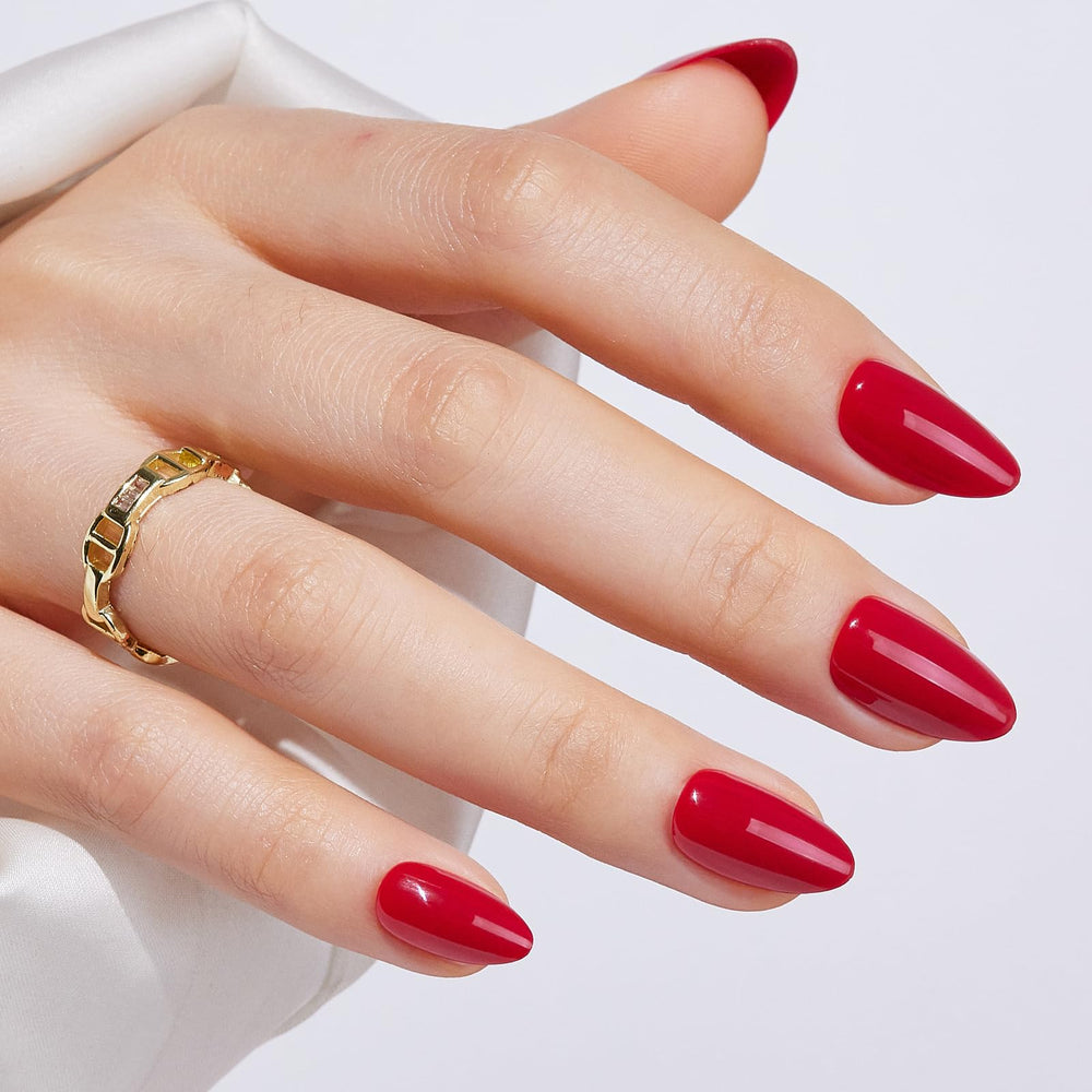 S.T. Friends 32-nail kit with 16 sizes for customizable manicure