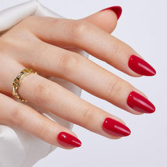 S.T. Friends 32-nail kit with 16 sizes for customizable manicure
