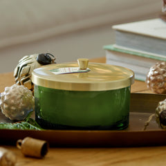 Cedarwood and sandalwood notes for Frasier Fir candle