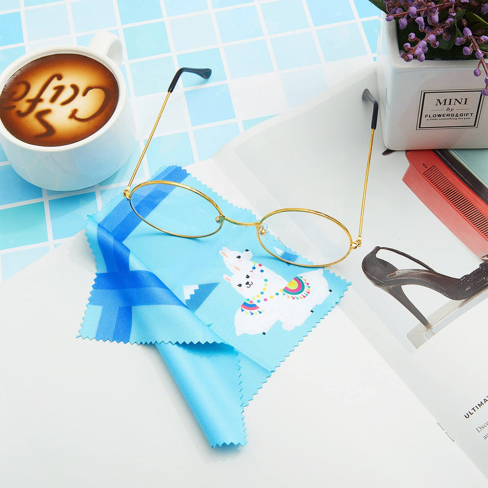 Portable travel pack of Weewooday glasses wipes