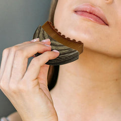 Zhuohai Contour Face Brush focusing on the jawline for defined angles.