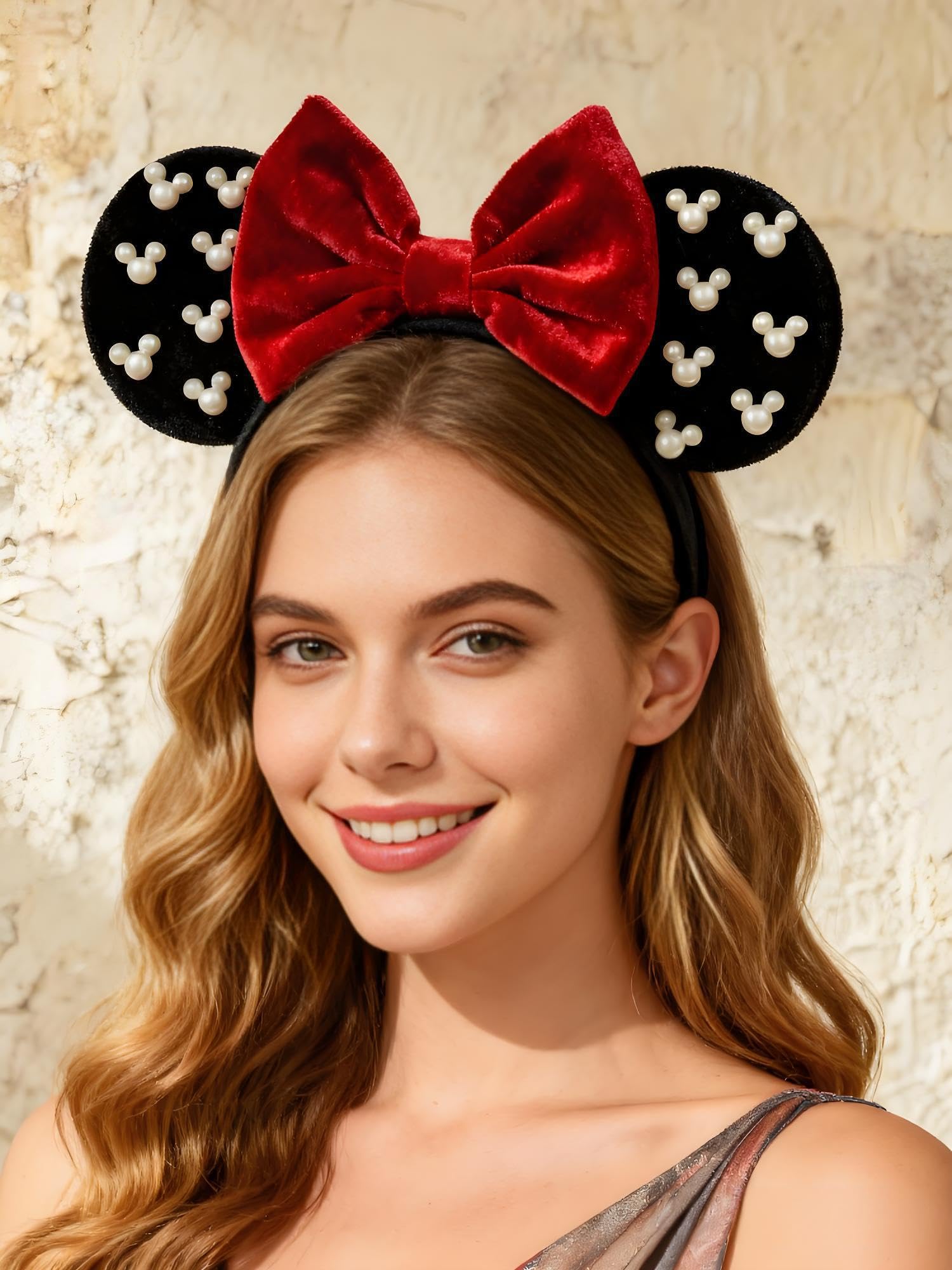 A Miaow lightweight plastic headband stays comfortable for long events.