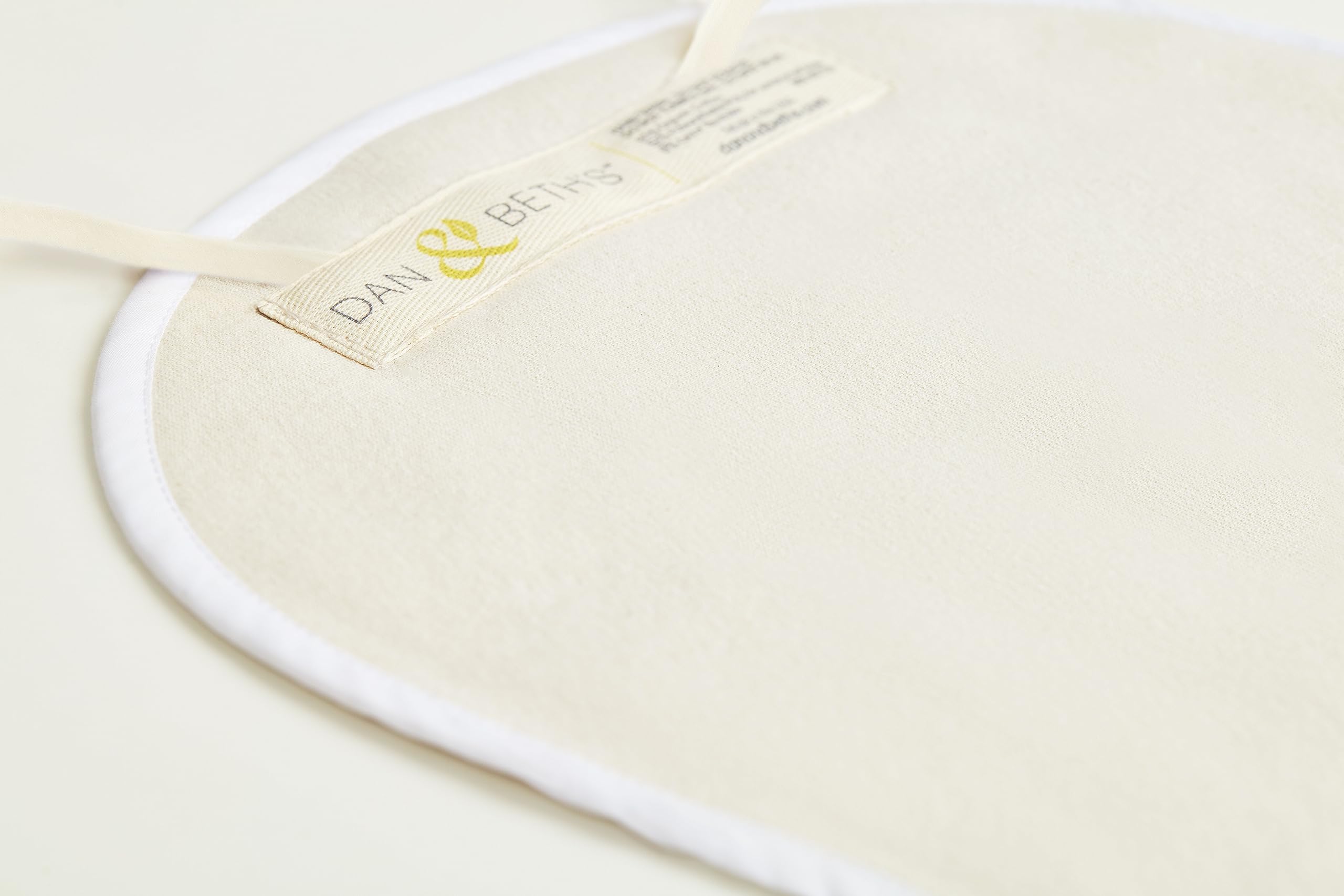 Elastic strap for secure, adjustable fit around the waist