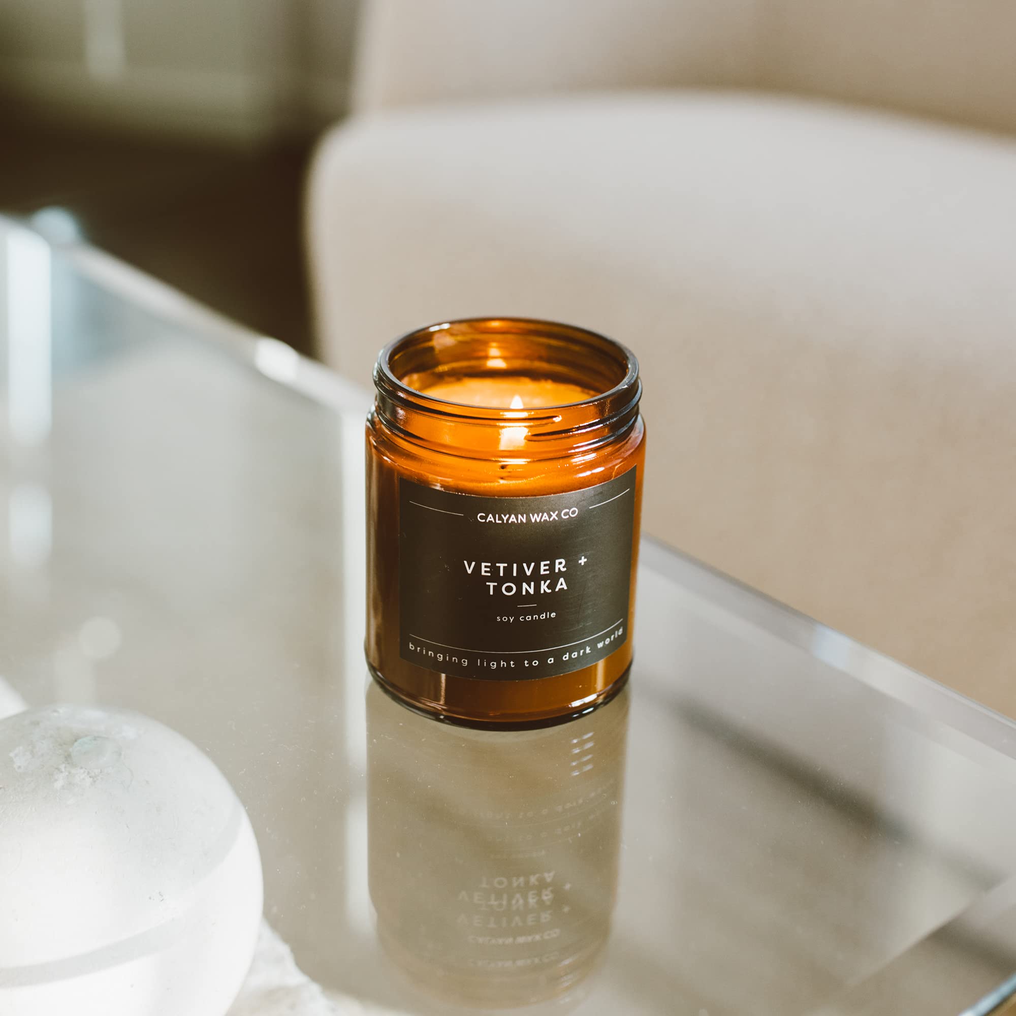 Amber jar candle with Vetiver & Tonka close-up of glass detail
