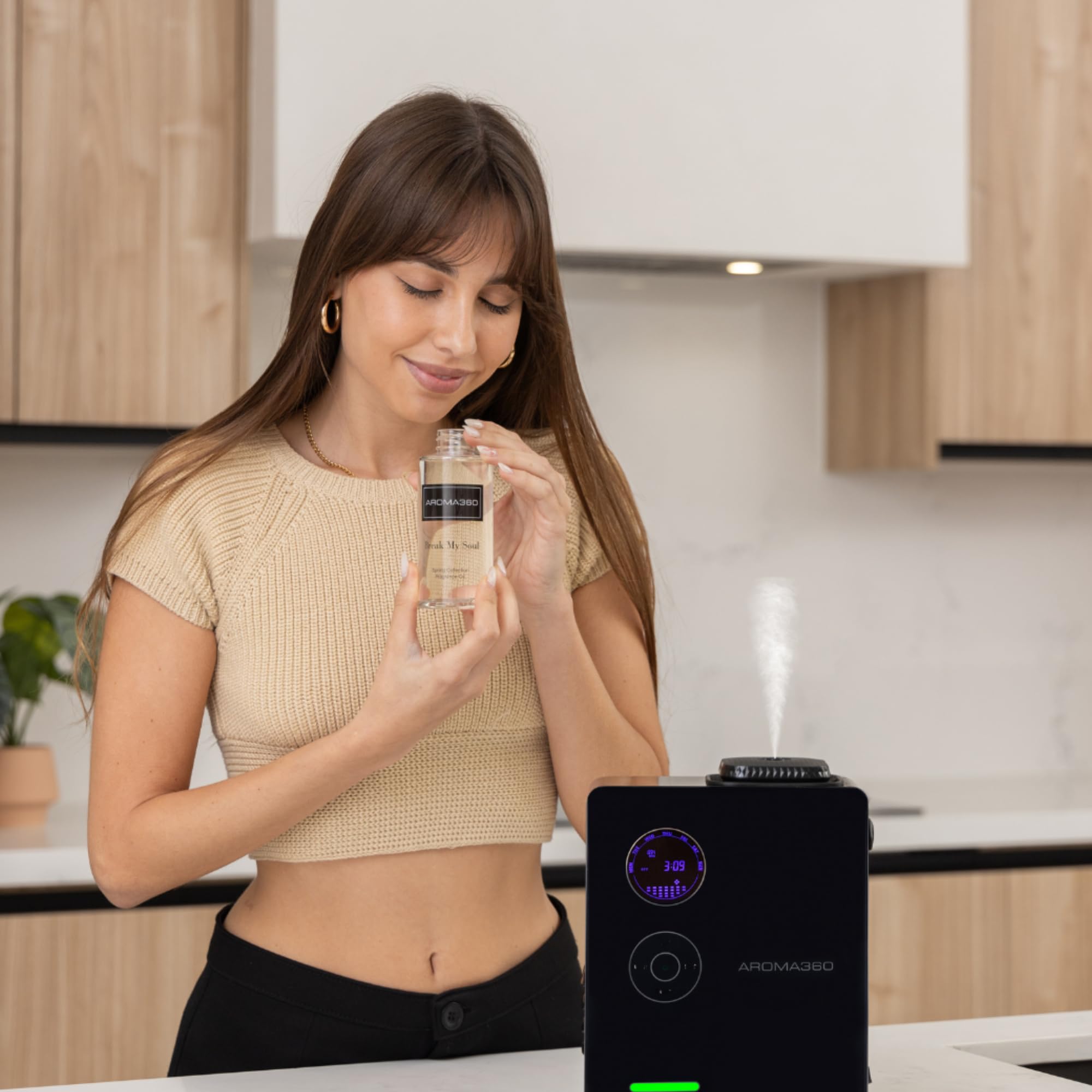 Fragrance note profile: Top White Tea, Soku Lime, Peony; Middle Cedarwood, Jasmine; Base Rose, Amber, Musk