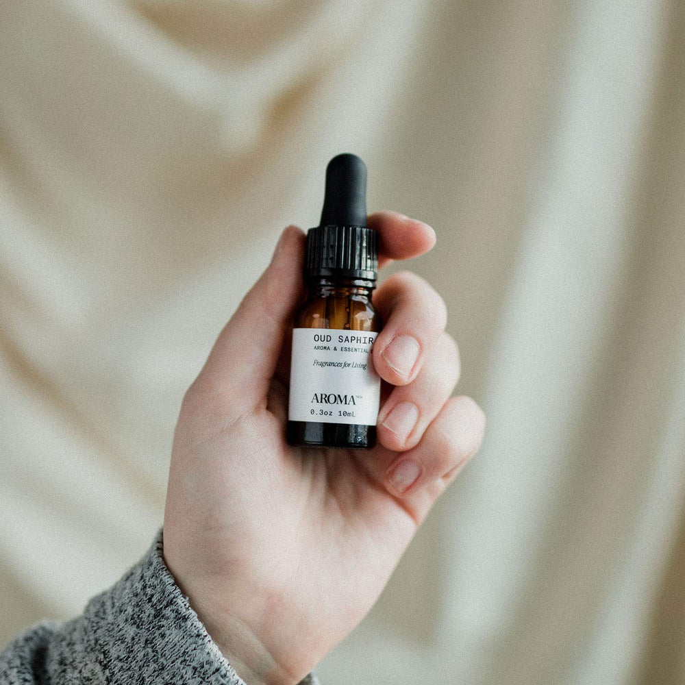 Nebulizing diffuser releasing Oud Saphir fragrance