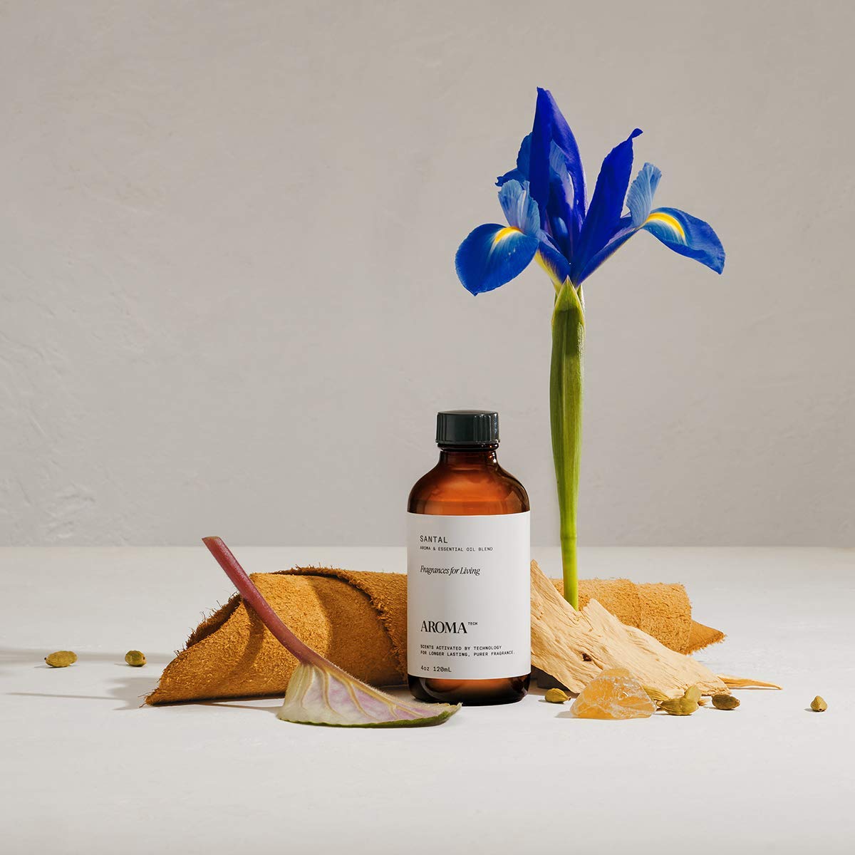 Close-up packaging of AromaTech Santal & The Hotel Set