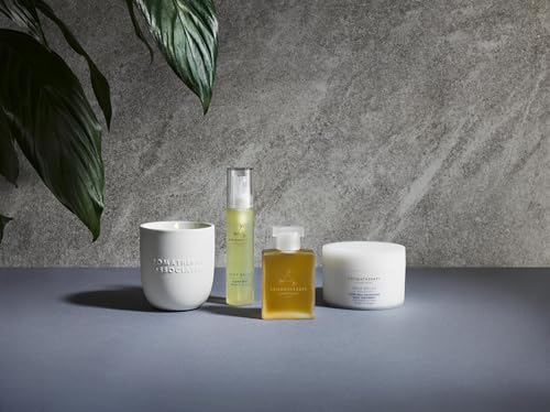 Vetivert oil close-up highlights grounding notes in Deep Relax blend