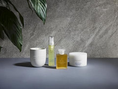 Vetivert oil close-up highlights grounding notes in Deep Relax blend