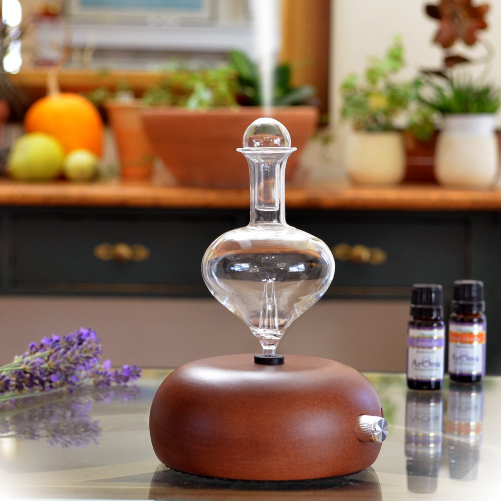 Close-up of borosilicate glass reservoir and pine wood base
