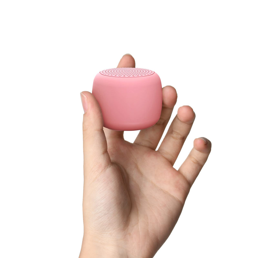 BABELIO pocket white noise pink on hand demonstrates portable sleep aid