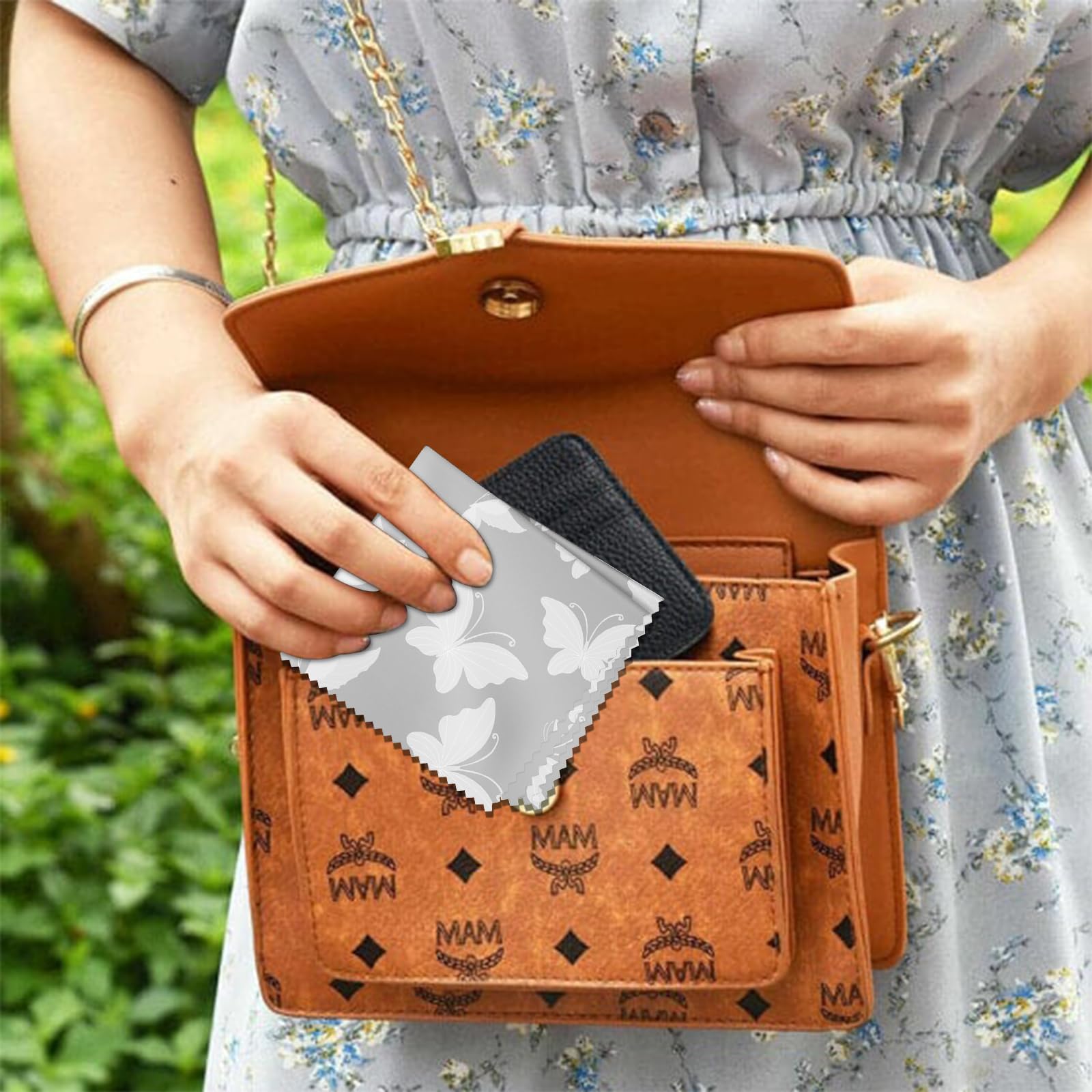 Set of butterfly-pattern cloths ideal for phones, cameras and glasses
