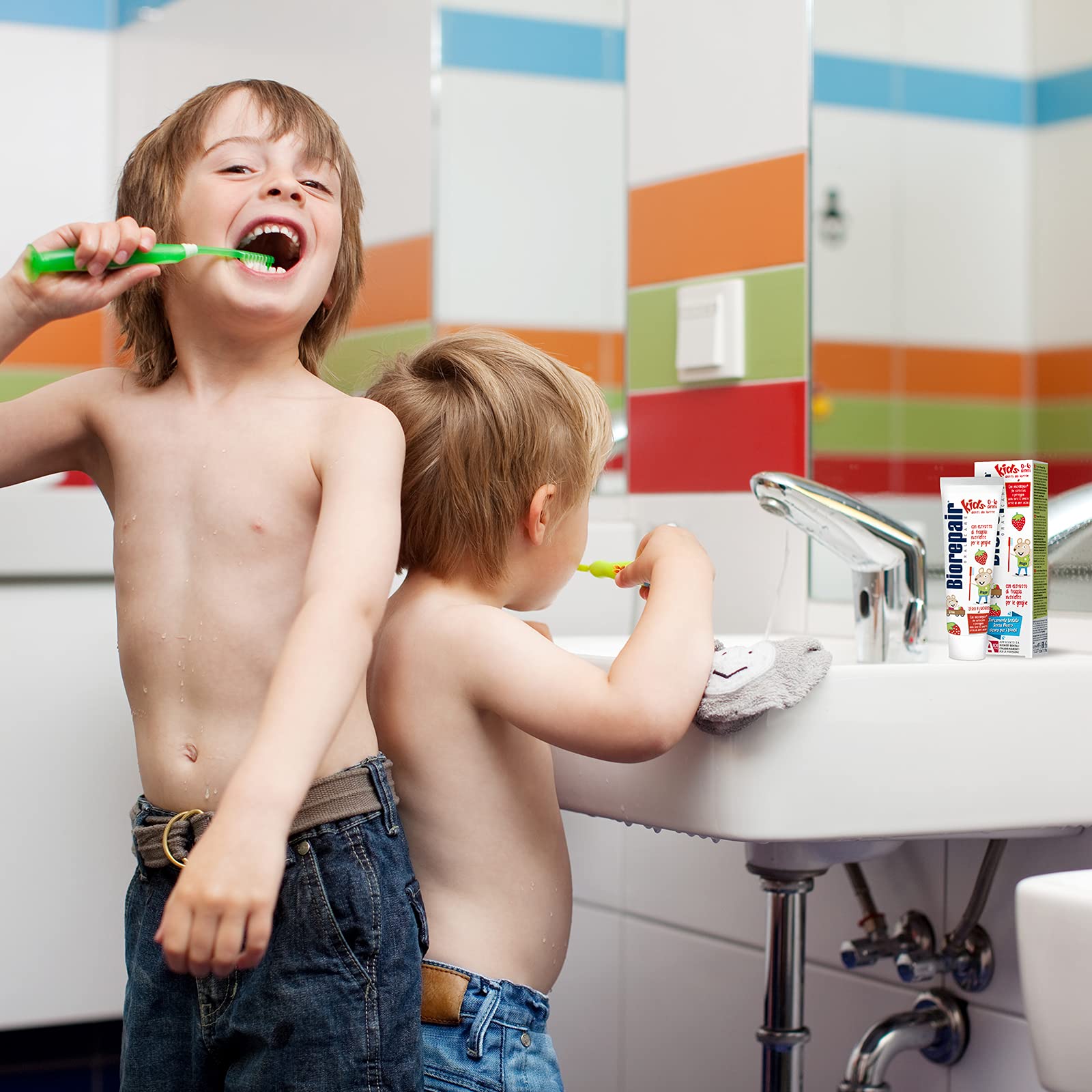 Child brushing with Biorepair Junior toothpaste