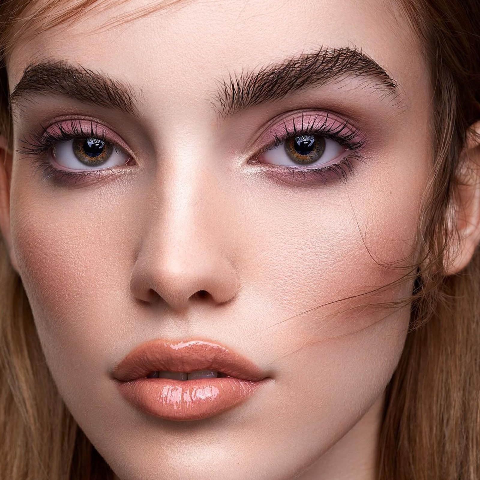 Boobeen Brow Wax provides a natural-looking brow with a transparent finish.