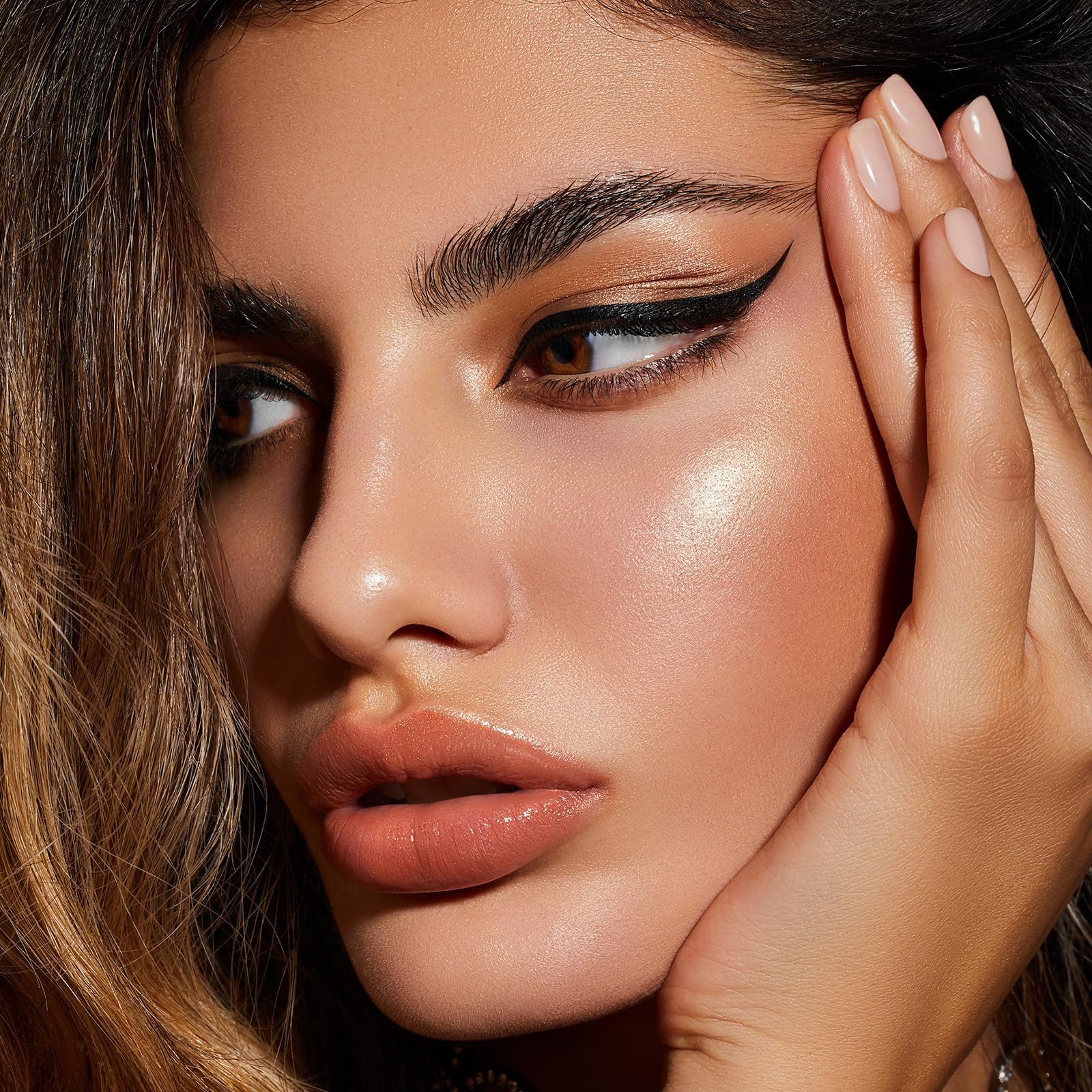 Boobeen Eyeliner Liquid Pen long-wear performance against sweat and movement.