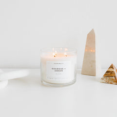 Oakmoss & Amber scent notes represented on candle