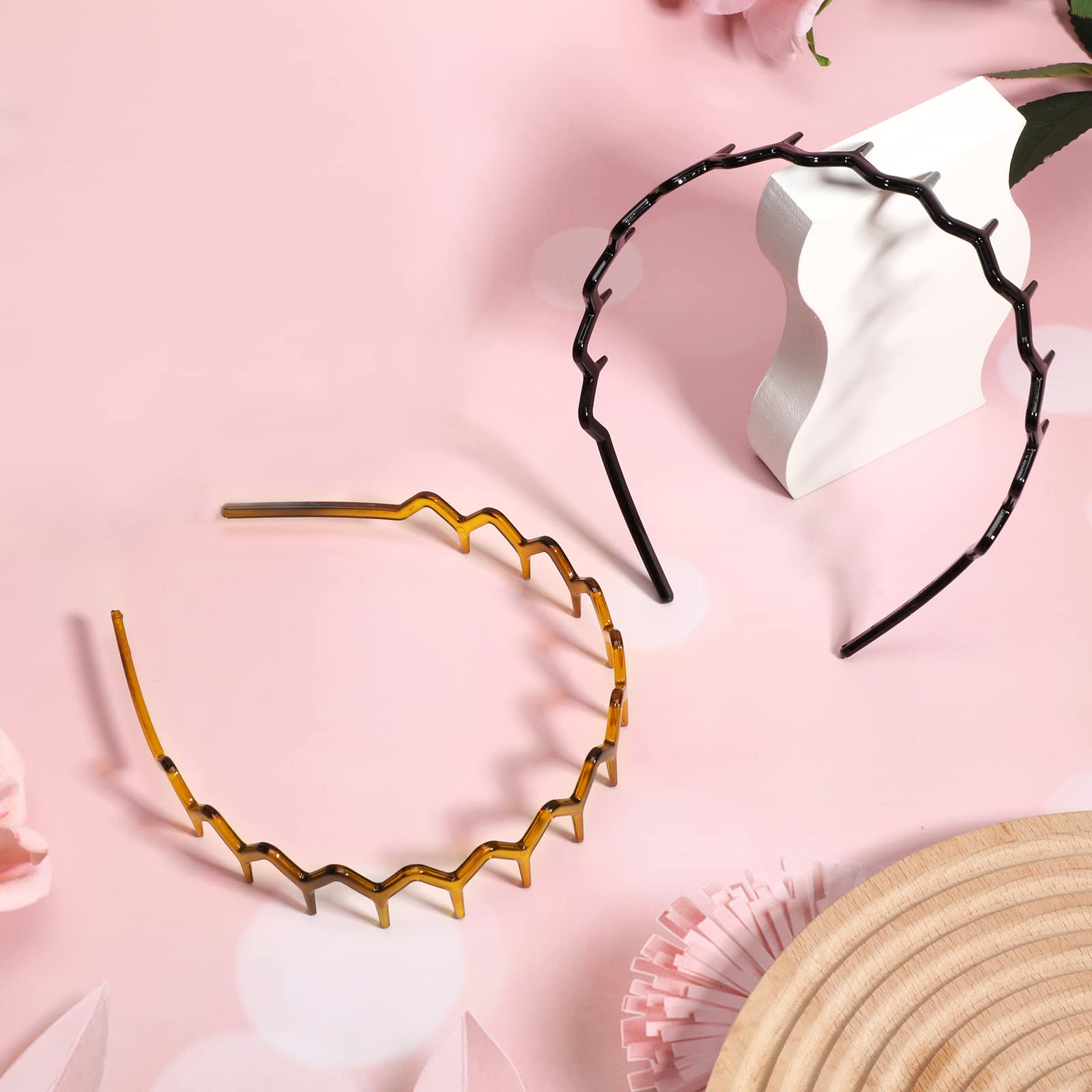 Chuangdi wavy-teeth headband adds subtle texture to any look.