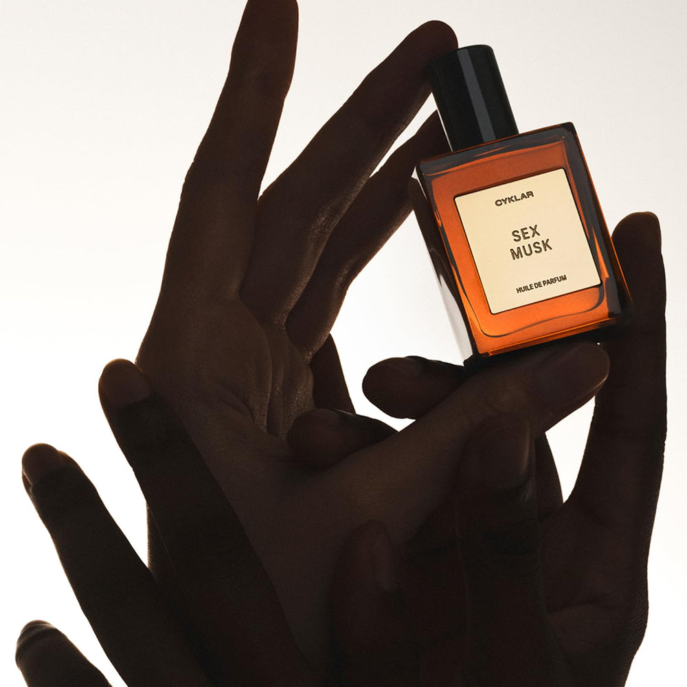 Long-lasting parfum oil suitable for women and men