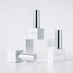 DANNI & TONI top coat creates salon-quality gloss for everyday wear.