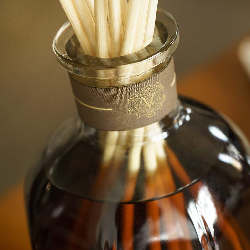 Dr. Vranjes Crystal Room Oud Nobile Anniversario close-up cap with luxurious resin notes, enhances ambiance