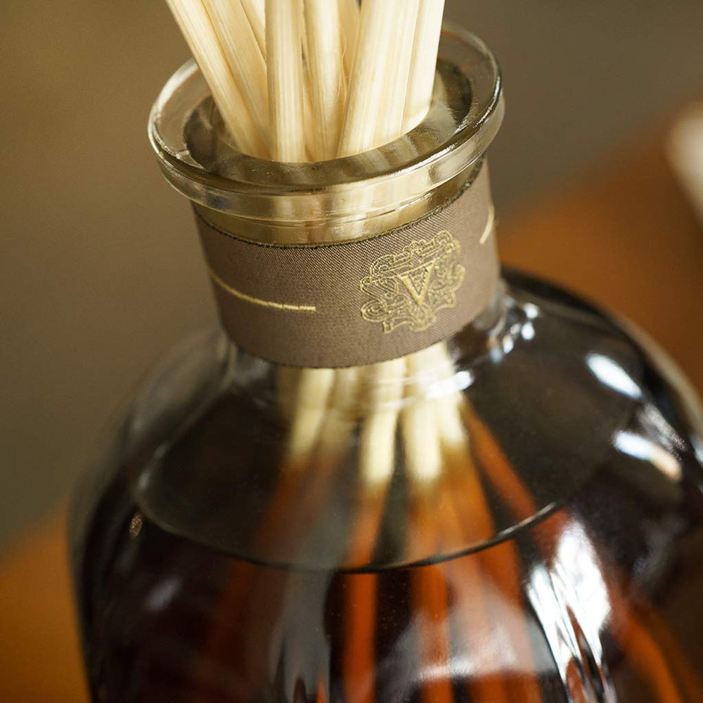 Dr. Vranjes Crystal Room Oud Nobile Anniversario close-up cap with luxurious resin notes, enhances ambiance