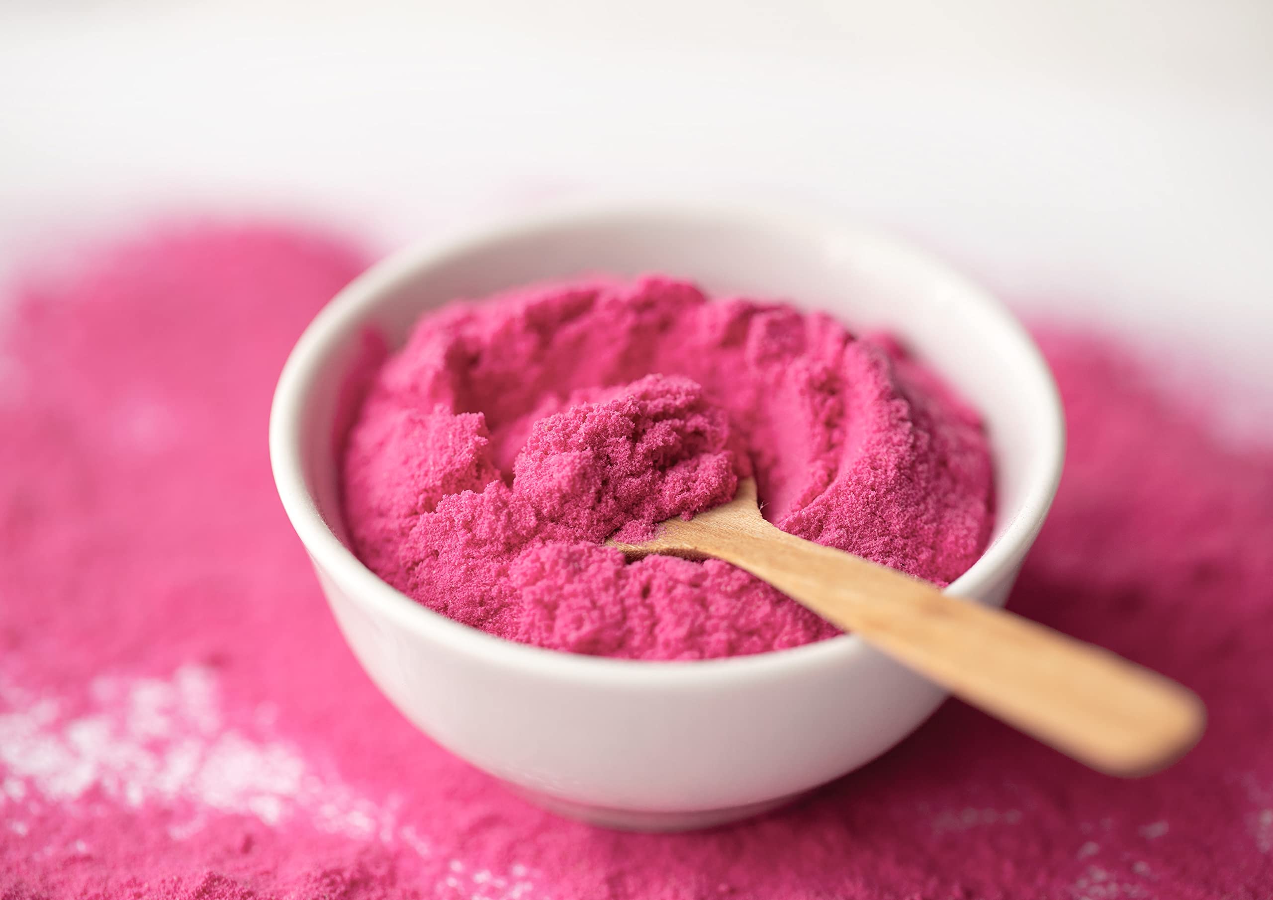 Graphic showing antioxidants, fiber and vitamin C in dragon fruit powder