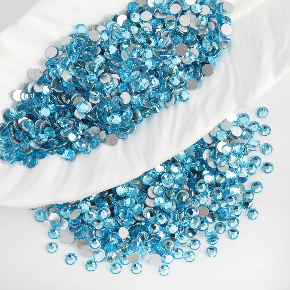 ELEEGEM diamond-cut glass 12-facet aquamarine close-up enhances sparkle.