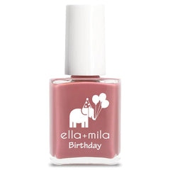 ella+mila Sixth Fix on a fingernail showing smooth, fast-drying gloss.
