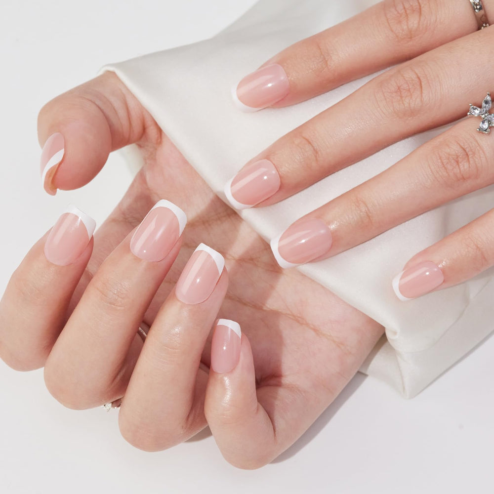 Findigit white gel press-on nails for a clean, polished look.