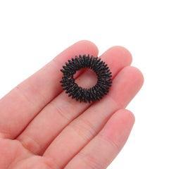 Usage demonstration of finger massage massager on fingers