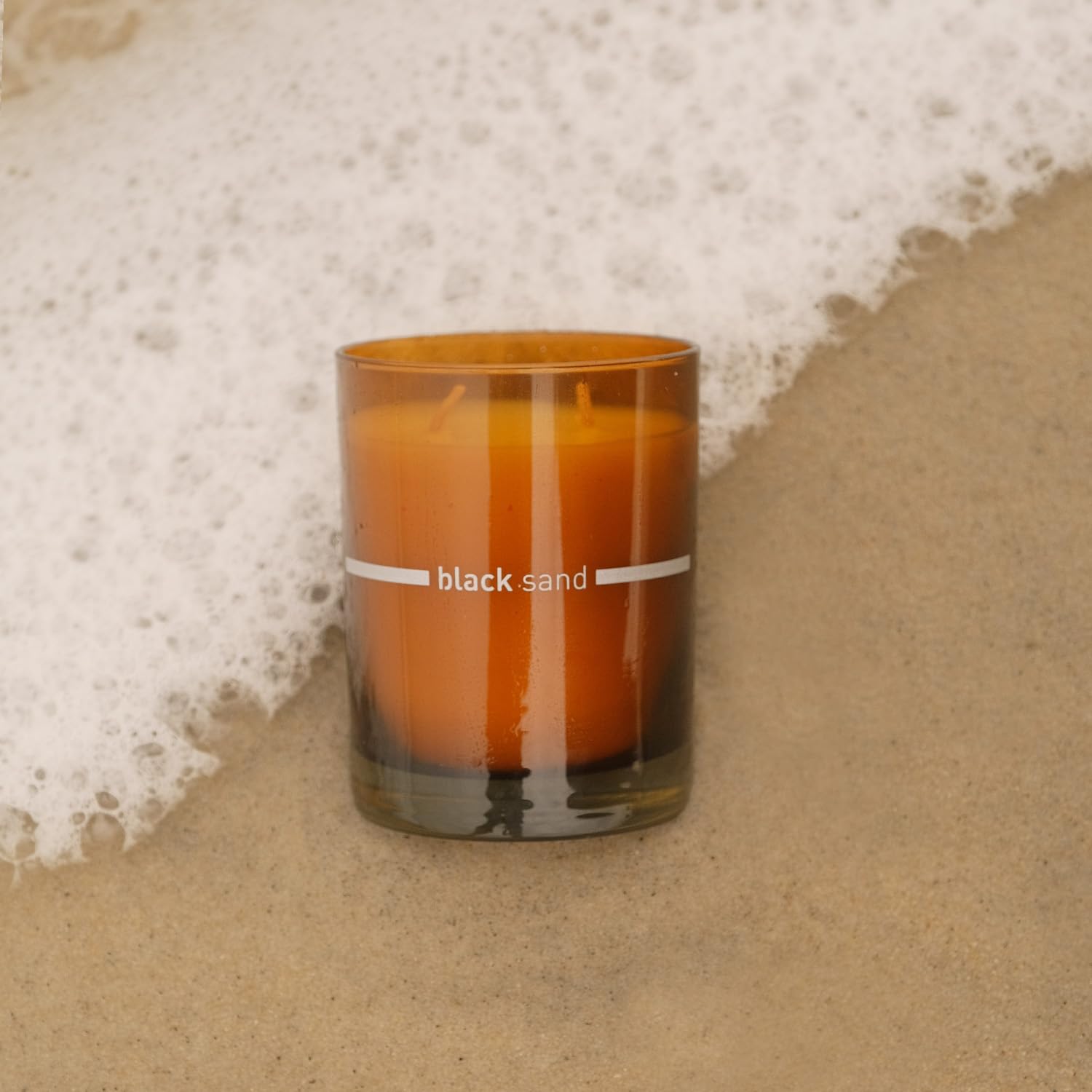 FINN & CO Black Sand candle sandalwood-vanilla scent for room ambiance.