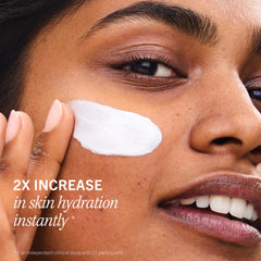 Texture legere et fouettee de la Ultra Repair Cream pour une sensation veloutee.